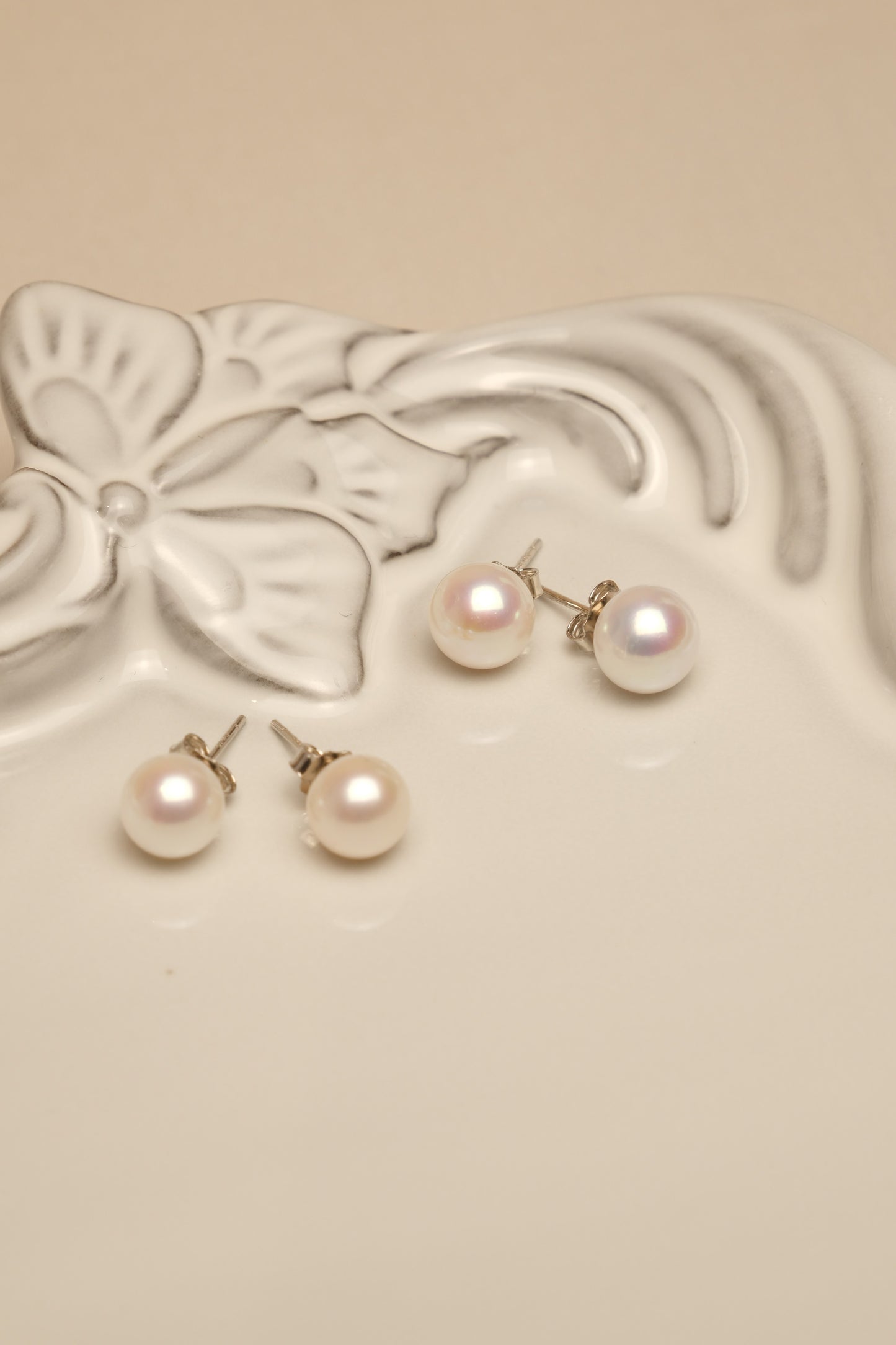 The Pearl Stud Earrings - Round shape